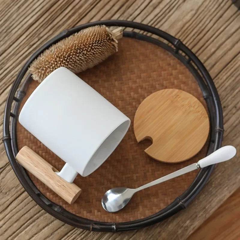 Caneca de Cerâmica 310ml com Alça de Madeira, Tampa e Colher, Presente Perfeito para Casais e Decoração de Escritório - Haustter - Haustter