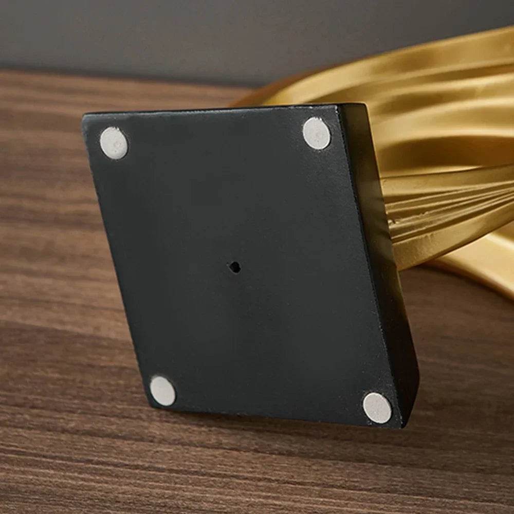 Estátua de Resina Dourada com Esfera de Vidro - Haustter - Haustter