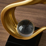 Estátua de Resina Dourada com Esfera de Vidro - Haustter - Haustter