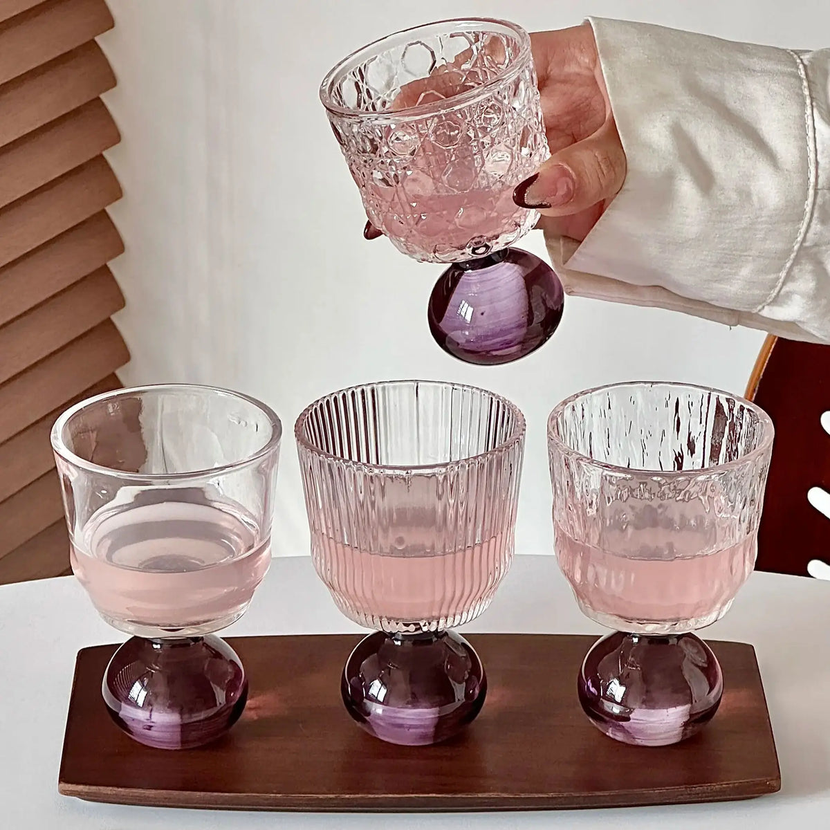 Copo de vidro com base esférica decorativa