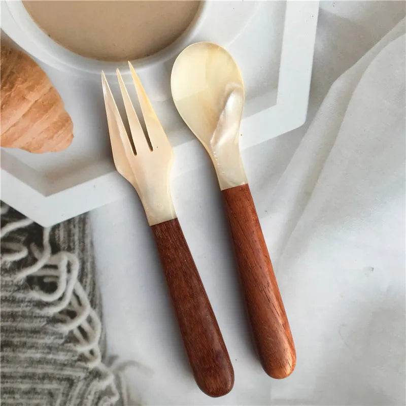 Conjunto de Colher e Garfo de Concha Natural com Cabo de Madeira - Haustter - Haustter