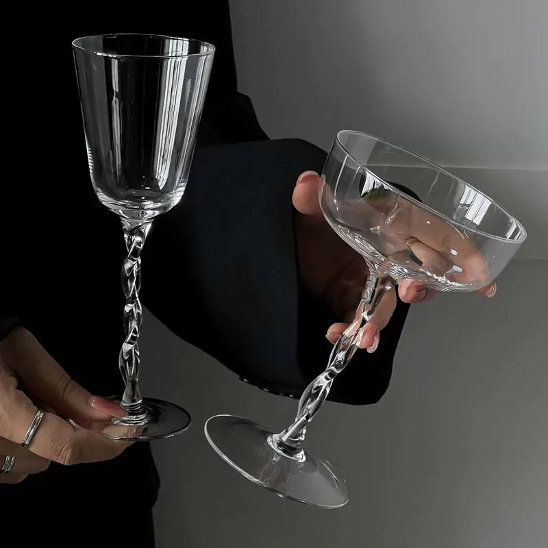 Taça de vidro com haste torcida
