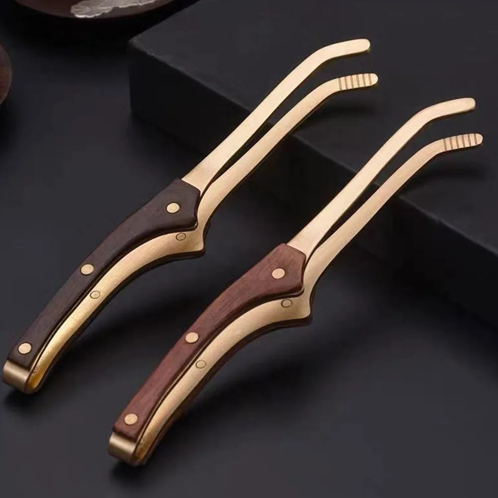 Pinça de chá em cobre e madeira