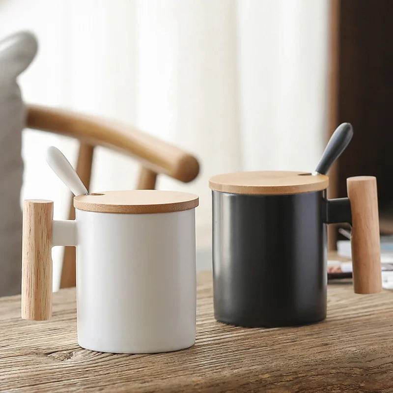 Caneca de Cerâmica 310ml com Alça de Madeira, Tampa e Colher, Presente Perfeito para Casais e Decoração de Escritório - Haustter - Haustter