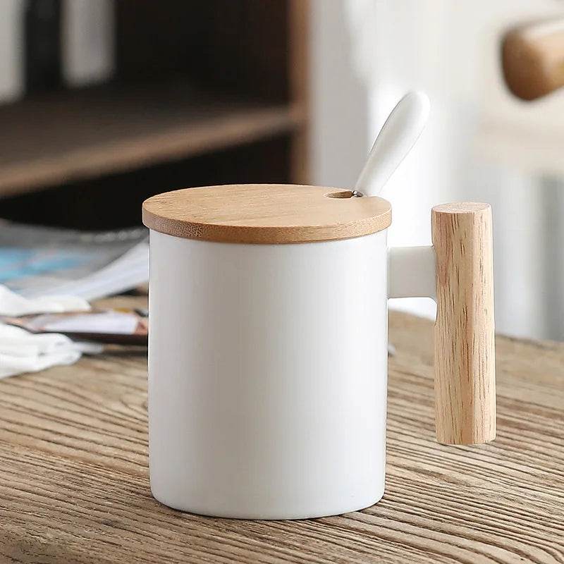 Caneca de Cerâmica 310ml com Alça de Madeira, Tampa e Colher, Presente Perfeito para Casais e Decoração de Escritório - Haustter - Haustter