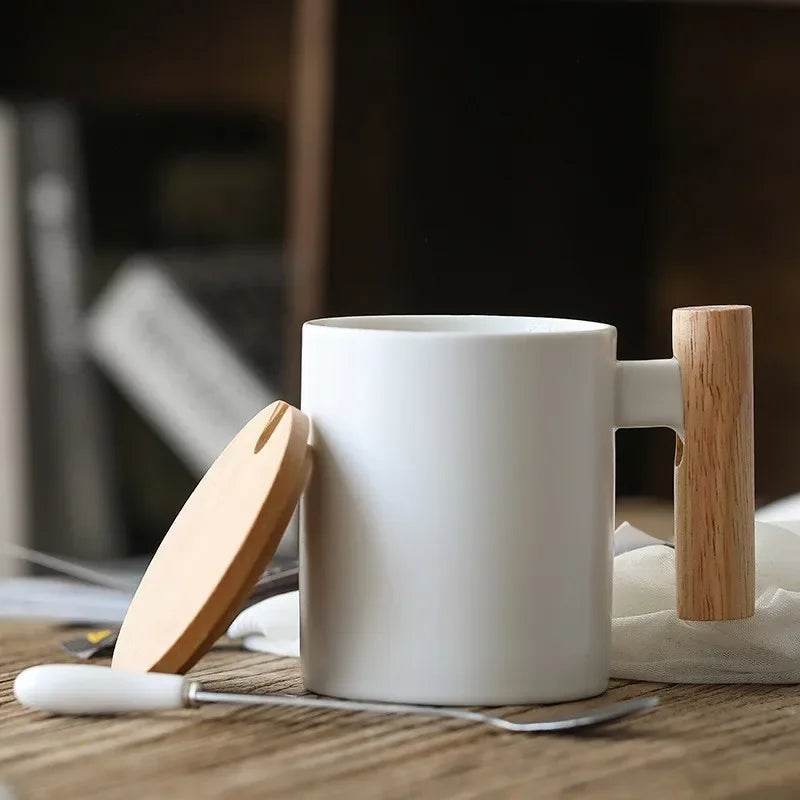 Caneca de Cerâmica 310ml com Alça de Madeira, Tampa e Colher, Presente Perfeito para Casais e Decoração de Escritório - Haustter - Haustter