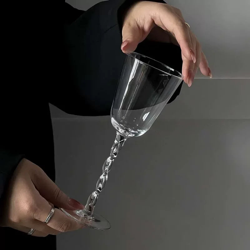Taça de vidro com haste torcida