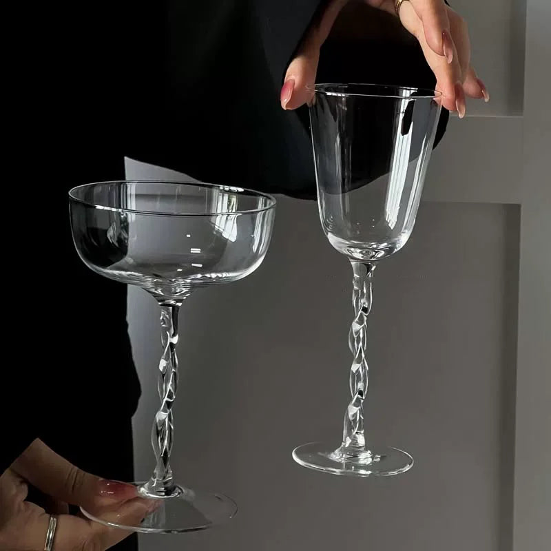 Taça de vidro com haste torcida