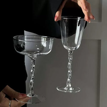 Taça de vidro com haste torcida