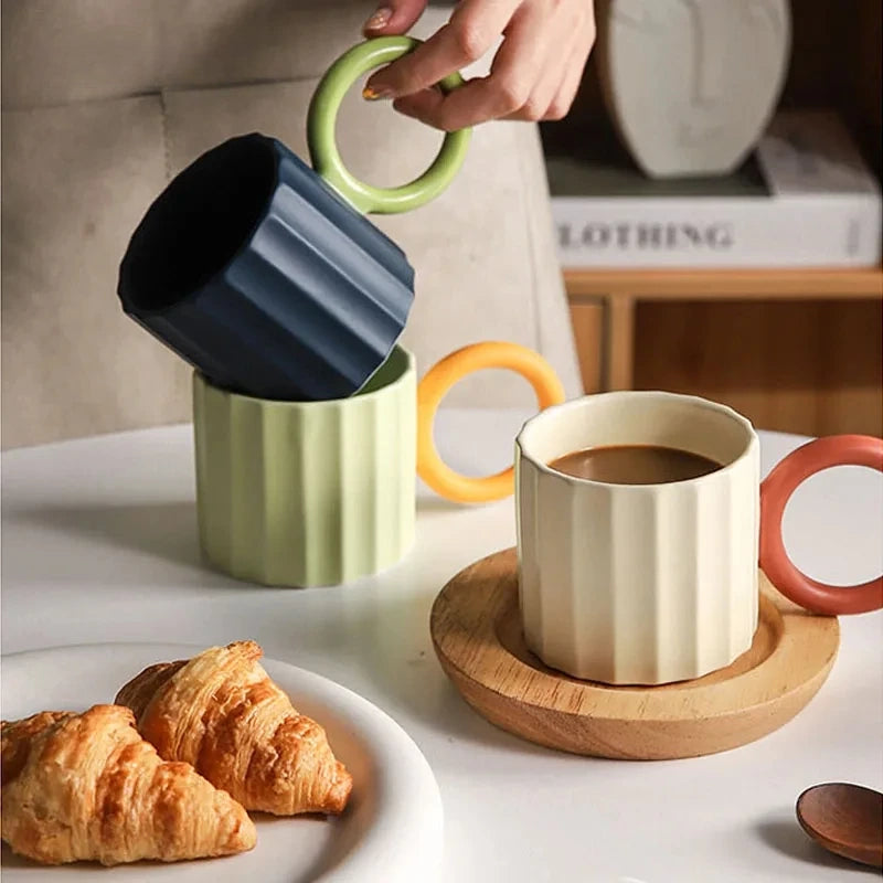 Caneca de cerâmica frisada com alça redonda para café e chá
