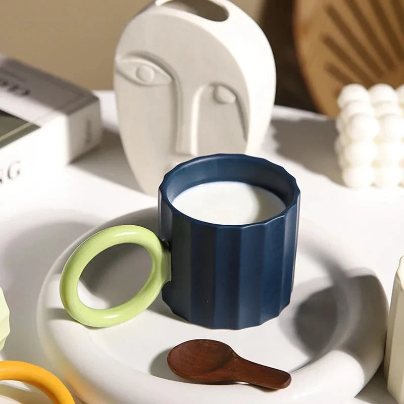 Caneca de cerâmica frisada com alça redonda para café e chá