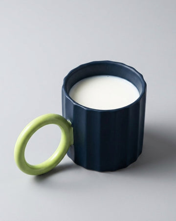 Caneca de cerâmica frisada com alça redonda para café e chá