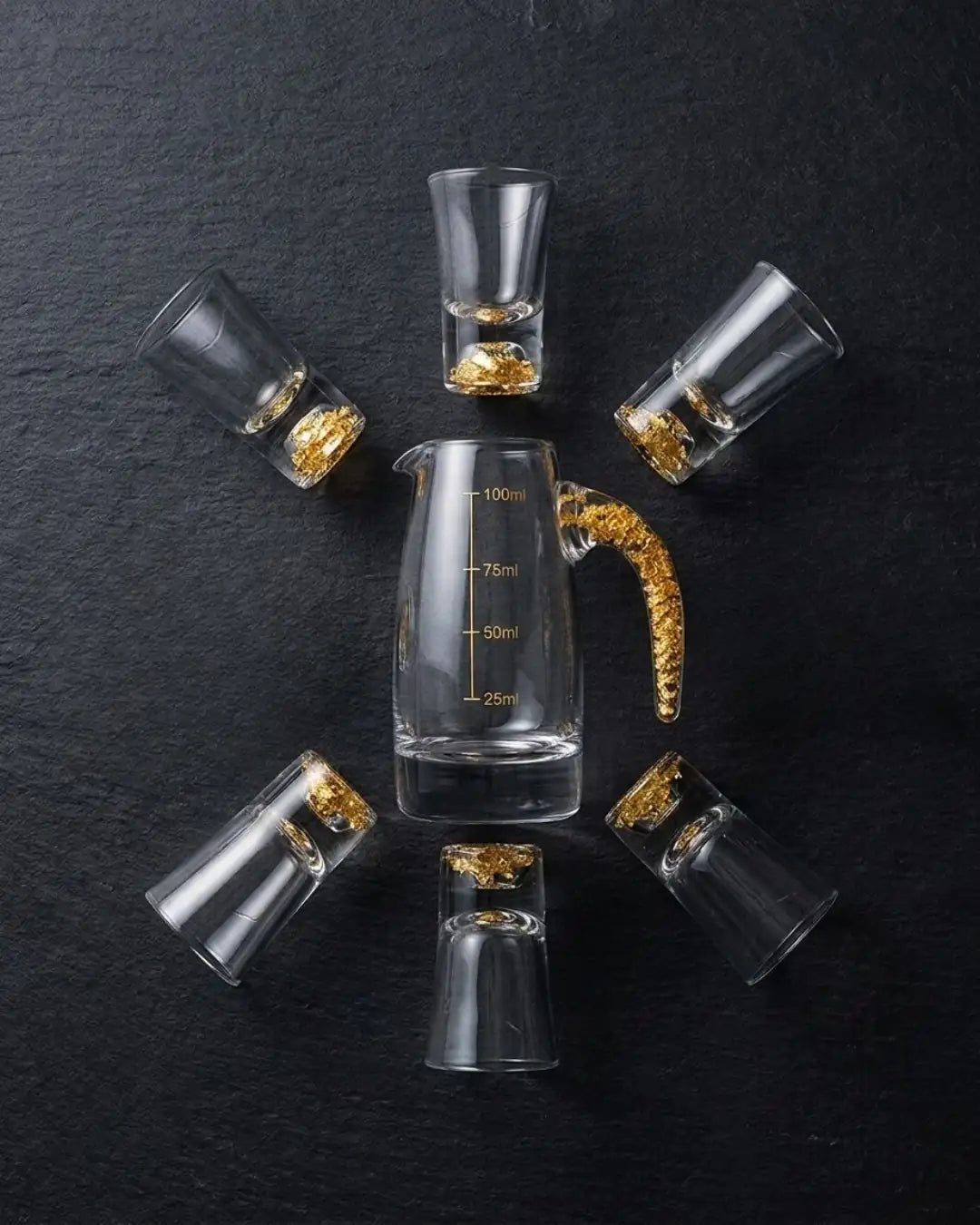 Conjunto com 6 Copos e Jarra com Fragmentos Dourados