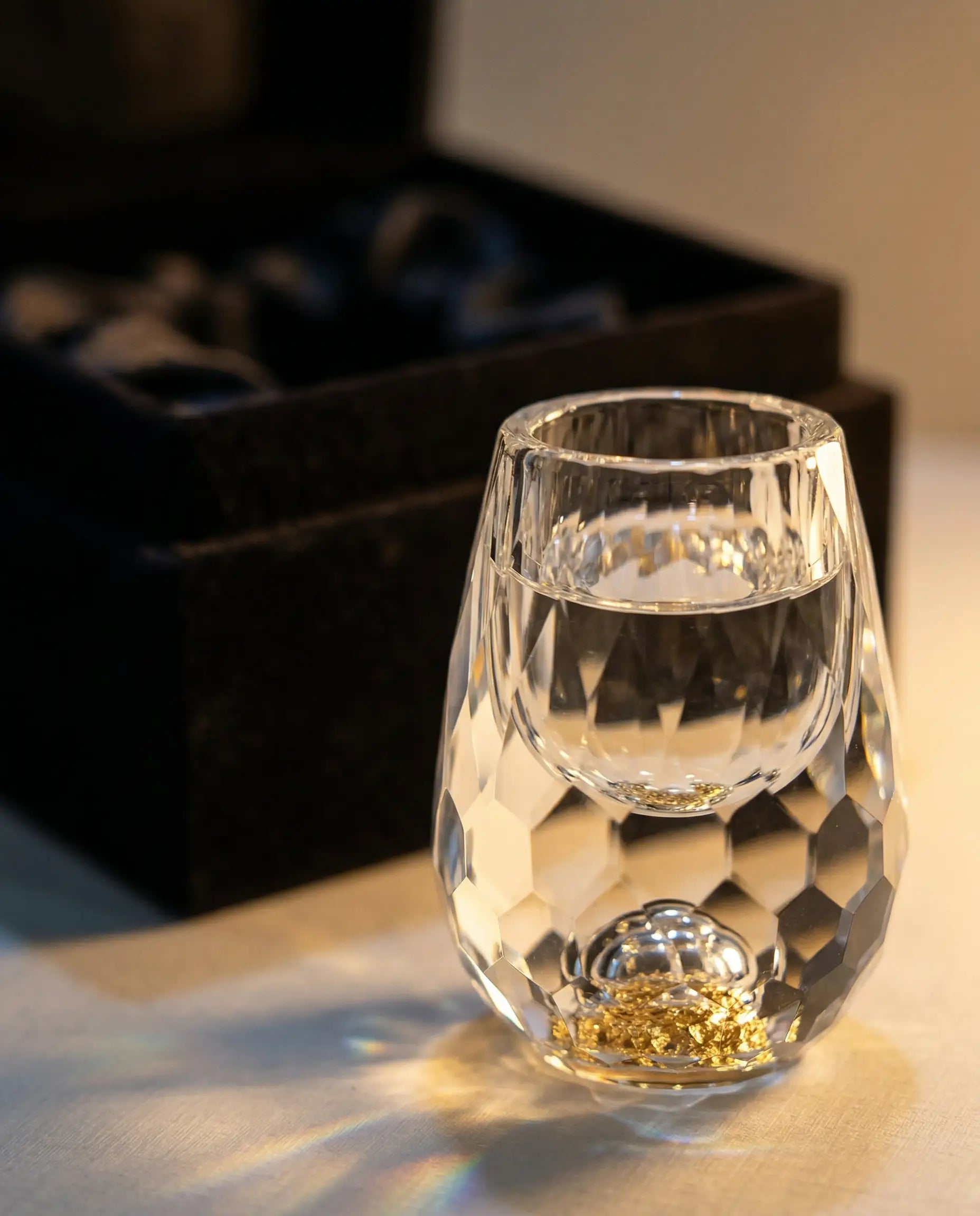 Copo Diamante Luxo com Fundo Duplo e Lascas Douradas para Baijiu, Licor, Cachaça, Tequila e Shots | Haustter