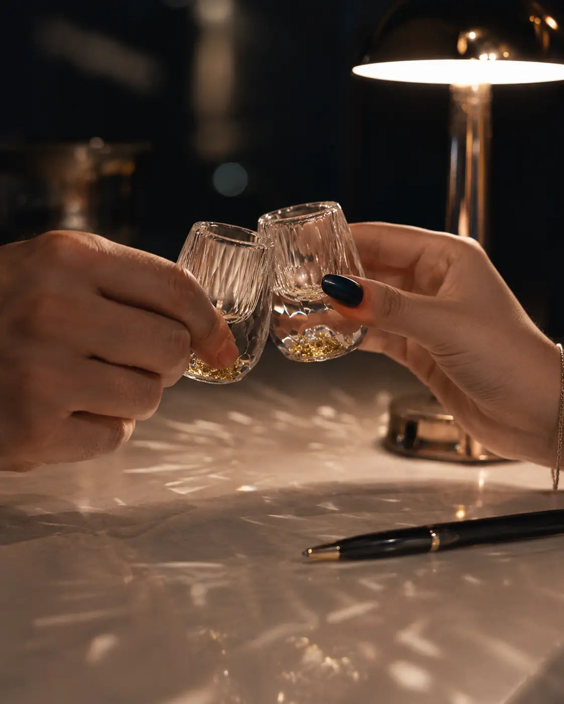 Copo Diamante Luxo com Fundo Duplo e Lascas Douradas para Baijiu, Licor, Cachaça, Tequila e Shots | Haustter