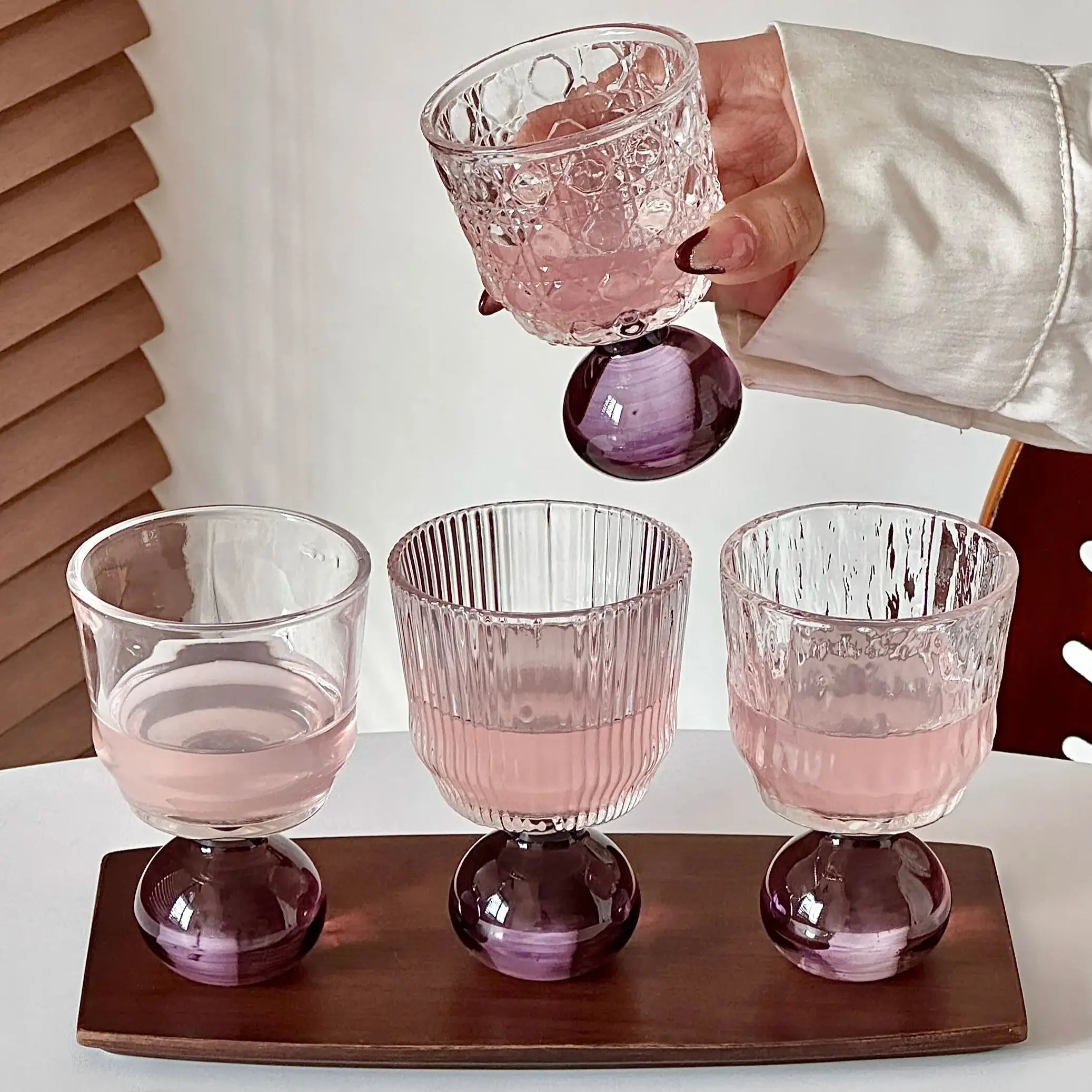 Copo de vidro com base esférica decorativa