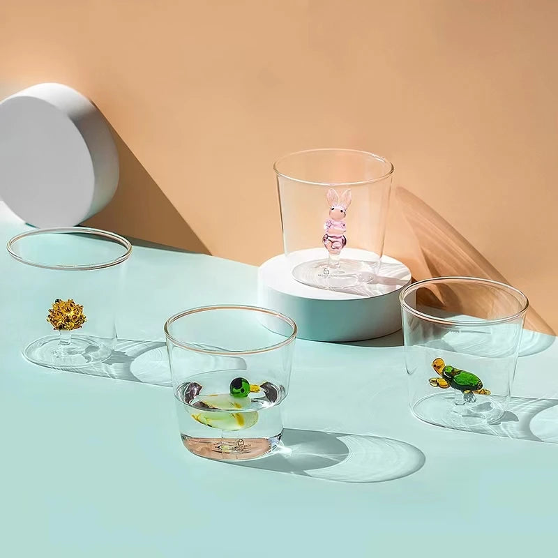 Copo de vidro com ornamento animal interno