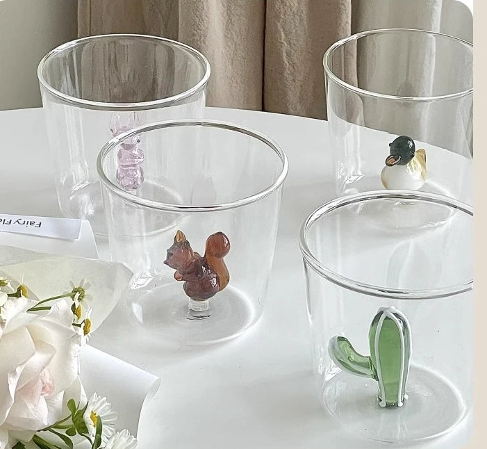 Copo de vidro com ornamento animal interno