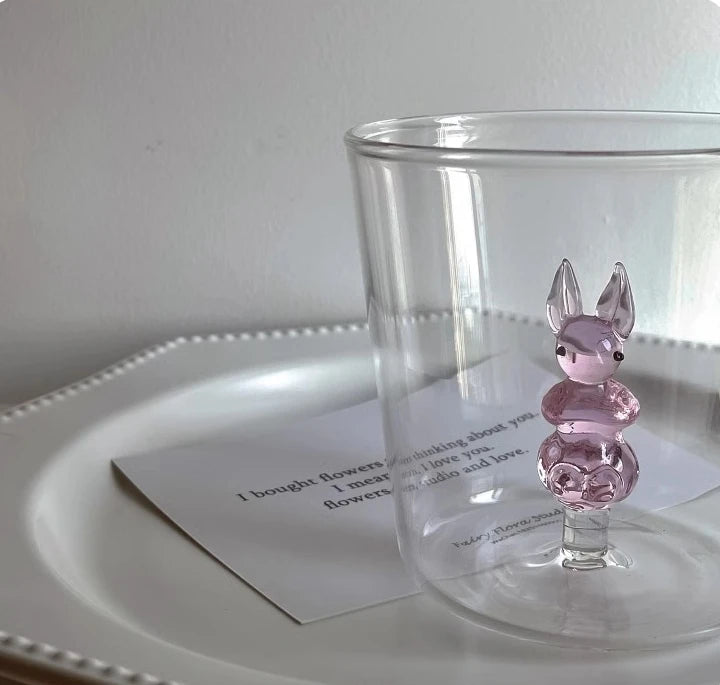 Copo de vidro com ornamento animal interno