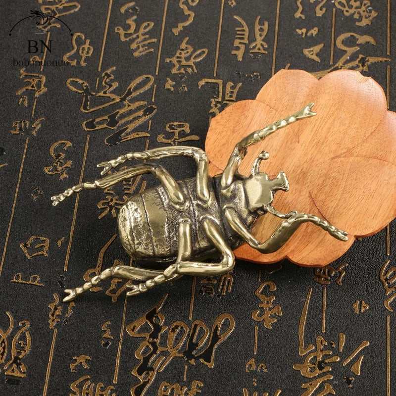 Estatueta de besouro em cobre para decoração