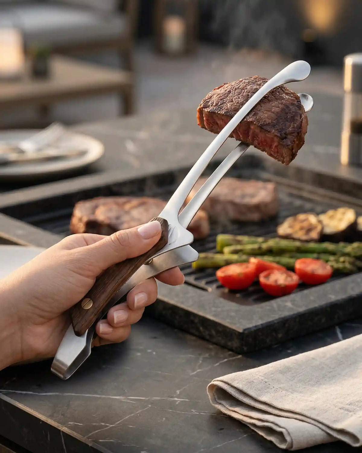 Pinça de Aço Inox e Madeira para Churrasco