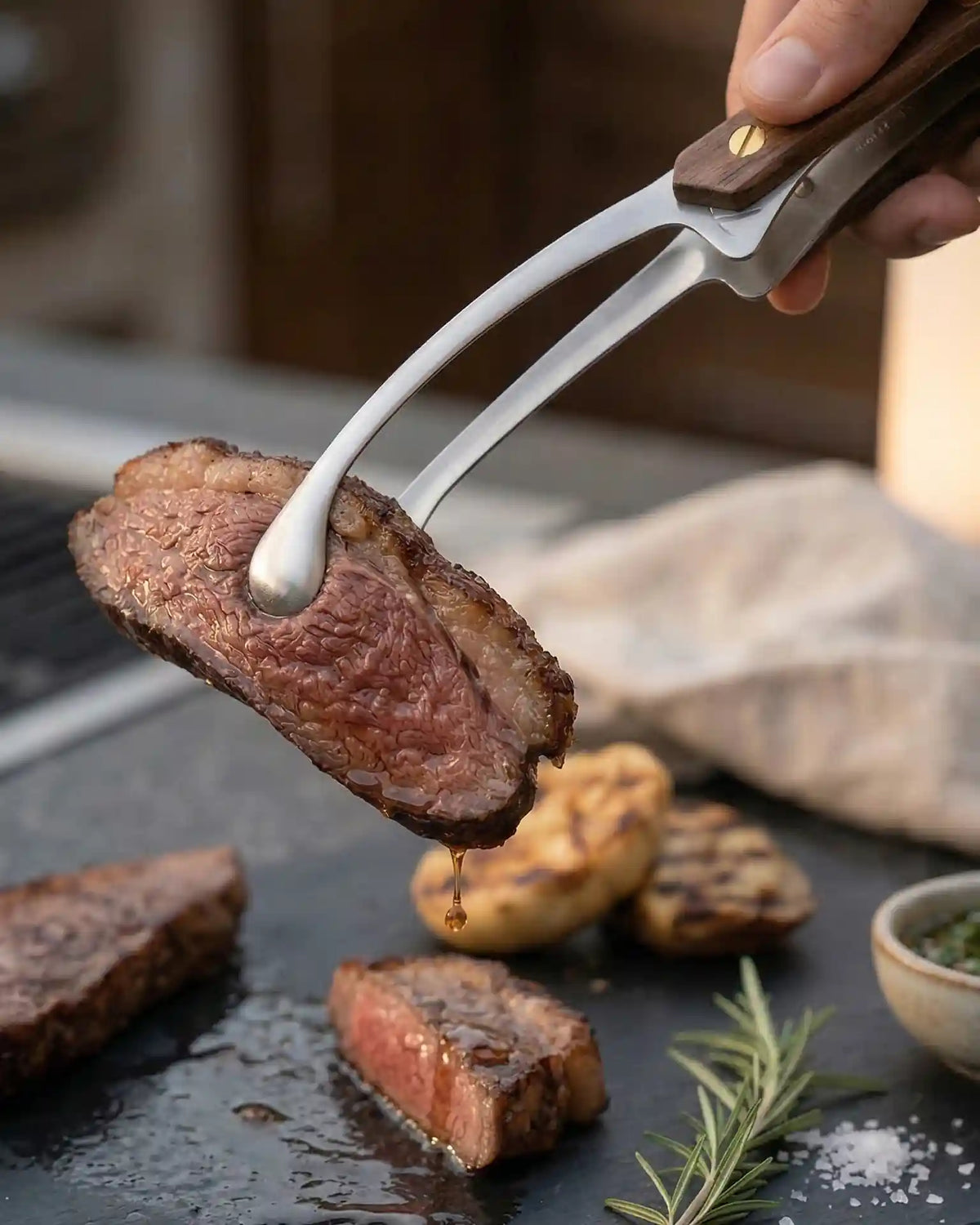 Pinça de Aço Inox e Madeira para Churrasco