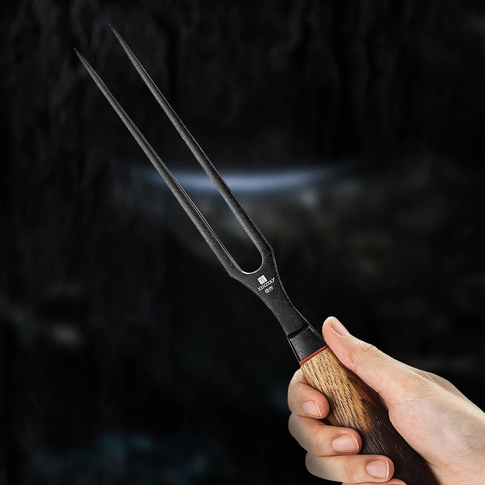 Garfo de trinchar em aço inox 430 com cabo de carvalho