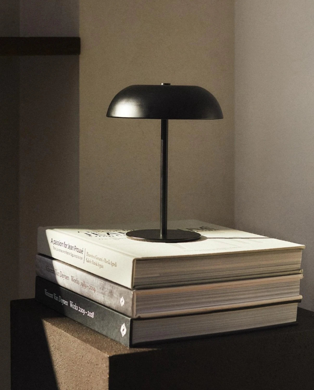 Lâmpada de mesa sem fio em metal com toque e 3 tons de luz