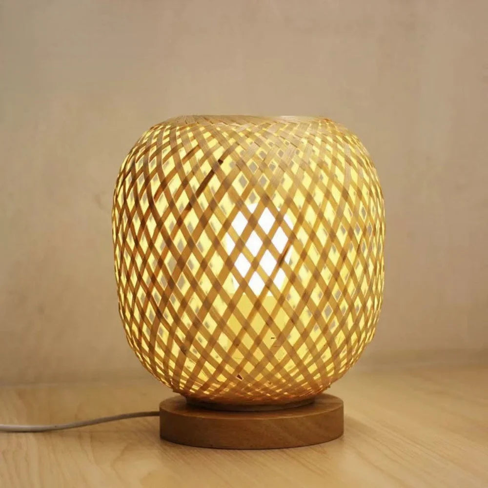 Luminária de mesa em bambu tramado com base de madeira