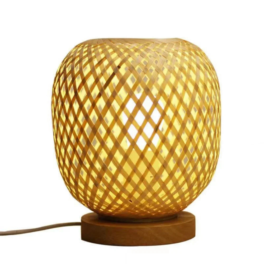 Luminária de mesa em bambu tramado com base de madeira