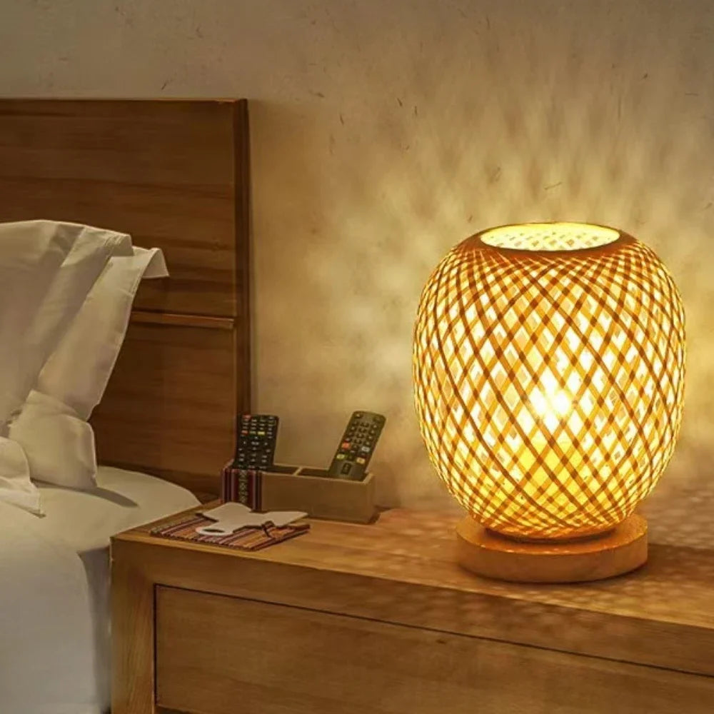 Luminária de mesa em bambu tramado com base de madeira