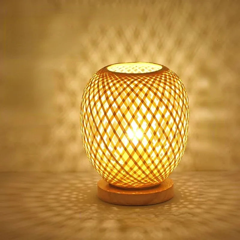 Luminária de mesa em bambu tramado com base de madeira