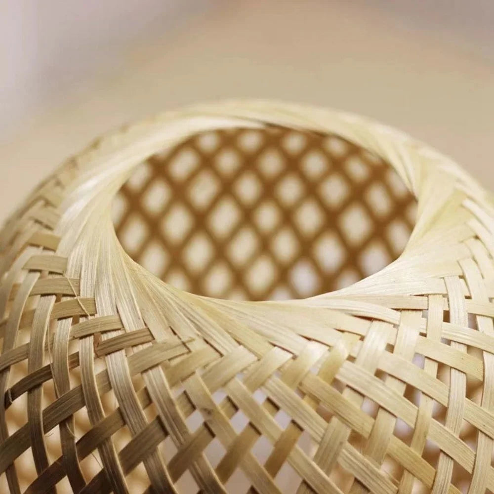 Luminária de mesa em bambu tramado com base de madeira